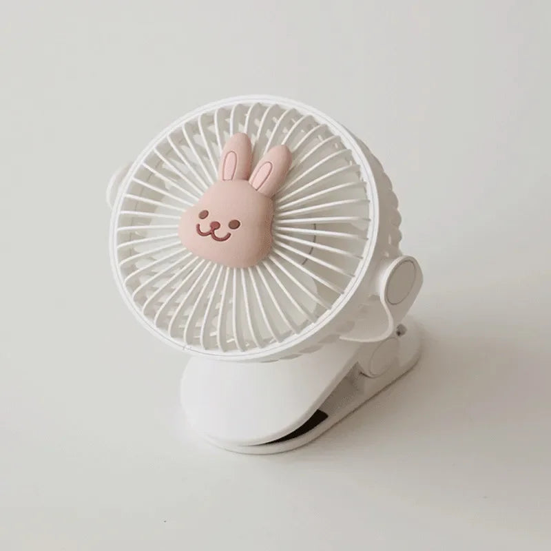 un ventilateur avec un petit Lapin accroché 